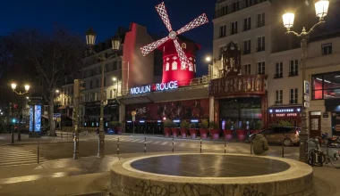 Πρωτοφανές περιστατικό στο Moulin Rouge: Έσπασαν τα φτερά του μύλου του καμπαρέ μέσα στη νύχτα (φωτο)
