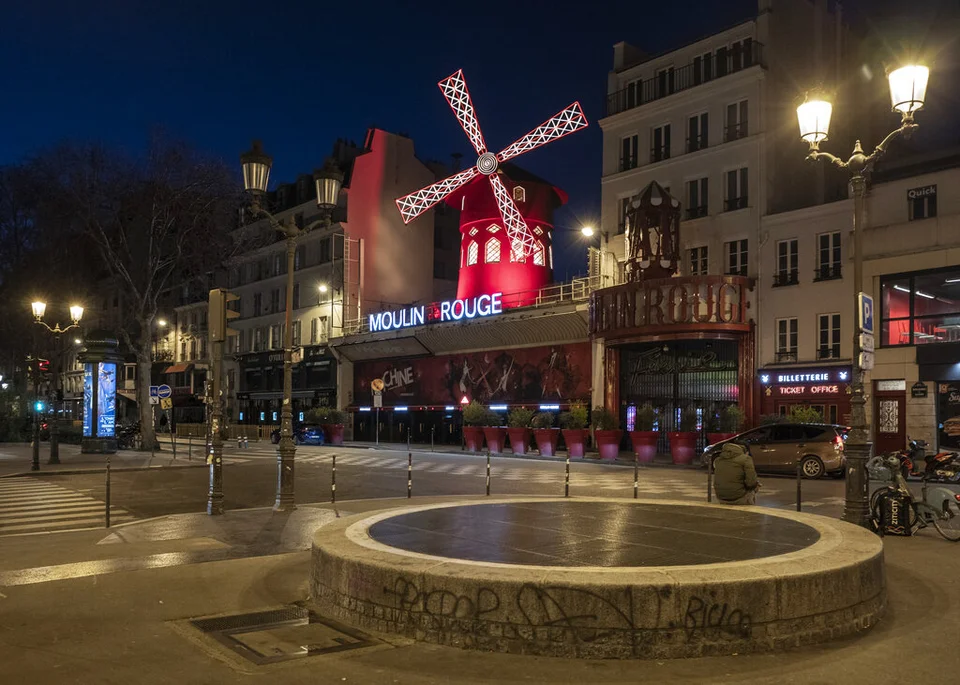 Πρωτοφανές περιστατικό στο Moulin Rouge: Έσπασαν τα φτερά του μύλου του καμπαρέ μέσα στη νύχτα (φωτο)