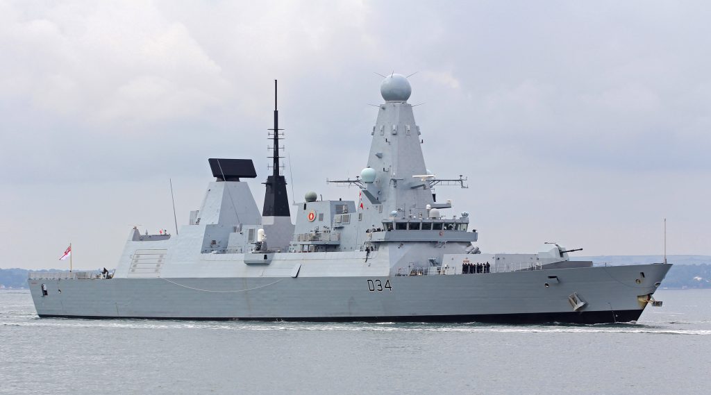 Βρετανικό αντιτορπιλικό κατέρριψε πύραυλο των Χούθι που στόχευε εμπορικό πλοίο στον Κόλπο του Άντεν