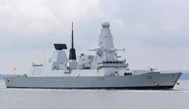 Βρετανικό αντιτορπιλικό κατέρριψε πύραυλο των Χούθι που στόχευε εμπορικό πλοίο στον Κόλπο του Άντεν