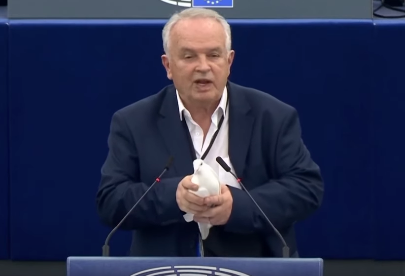 Ευρωκοινοβούλιο: Σλοβάκος ευρωβουλευτής έβγαλε από τσαντάκι ένα λευκό περιστέρι και το άφησε να πετάξει (βίντεο)