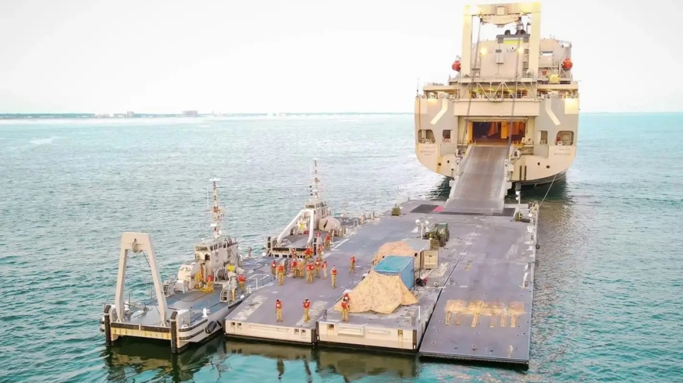 Ο αμερικανικός στρατός ξεκίνησε να κατασκευάζει την πλωτή προβλήτα στην Γάζα – Οβίδες χτύπησαν κοντά