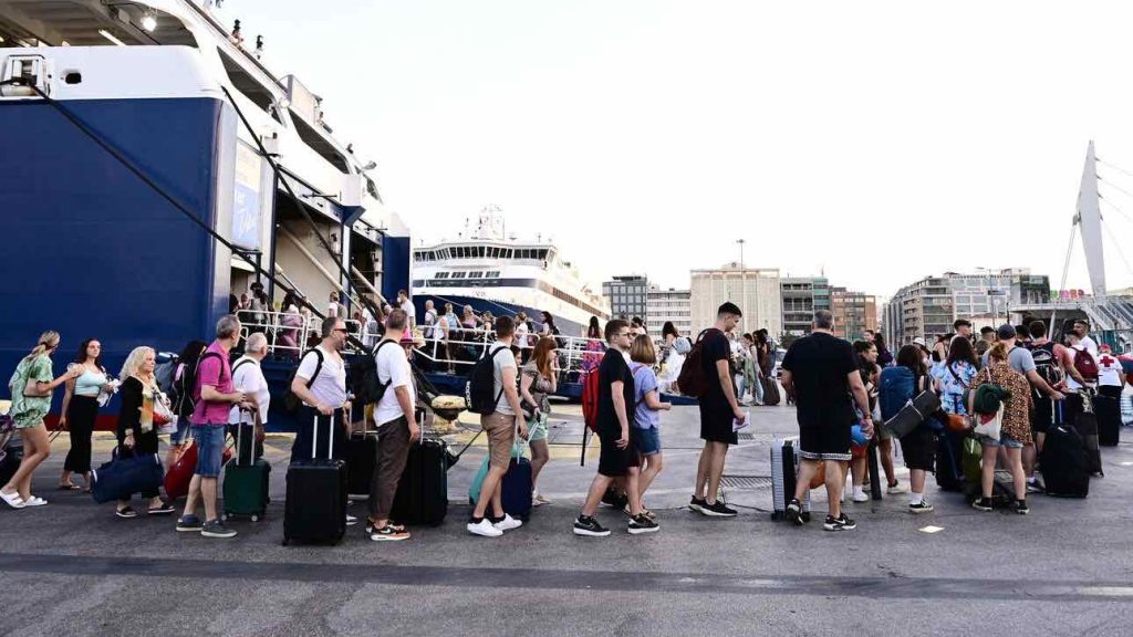 Πειραιάς: Βίντεο ντοκουμέντο από τη στιγμή που 71χρονη έπεσε στη θάλασσα προσπαθώντας να πιάσει τη βαλίτσα της