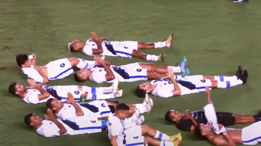 Βραζιλία: Ποδοσφαιριστές έκαναν τους… νεκρούς για να τιμήσουν τον πρόεδρο τους που έχει γραφείο κηδειών (φωτο)