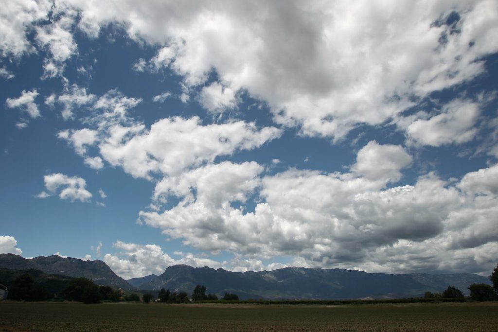 Καιρός Πάσχα: Η πρώτη πρόβλεψη – Πού θα χρειαστεί ομπρέλα