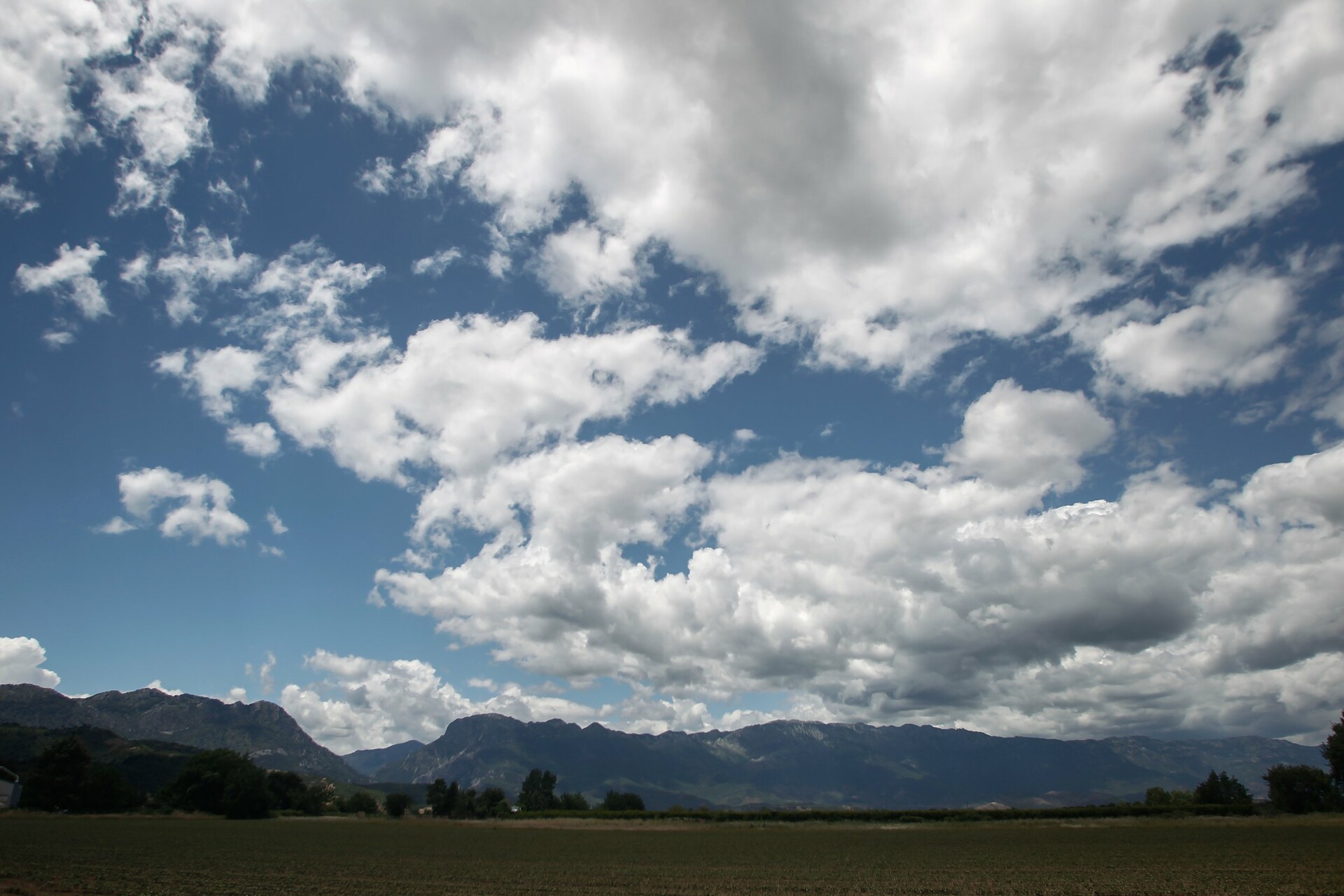 Καιρός Πάσχα: Η πρώτη πρόβλεψη – Πού θα χρειαστεί ομπρέλα