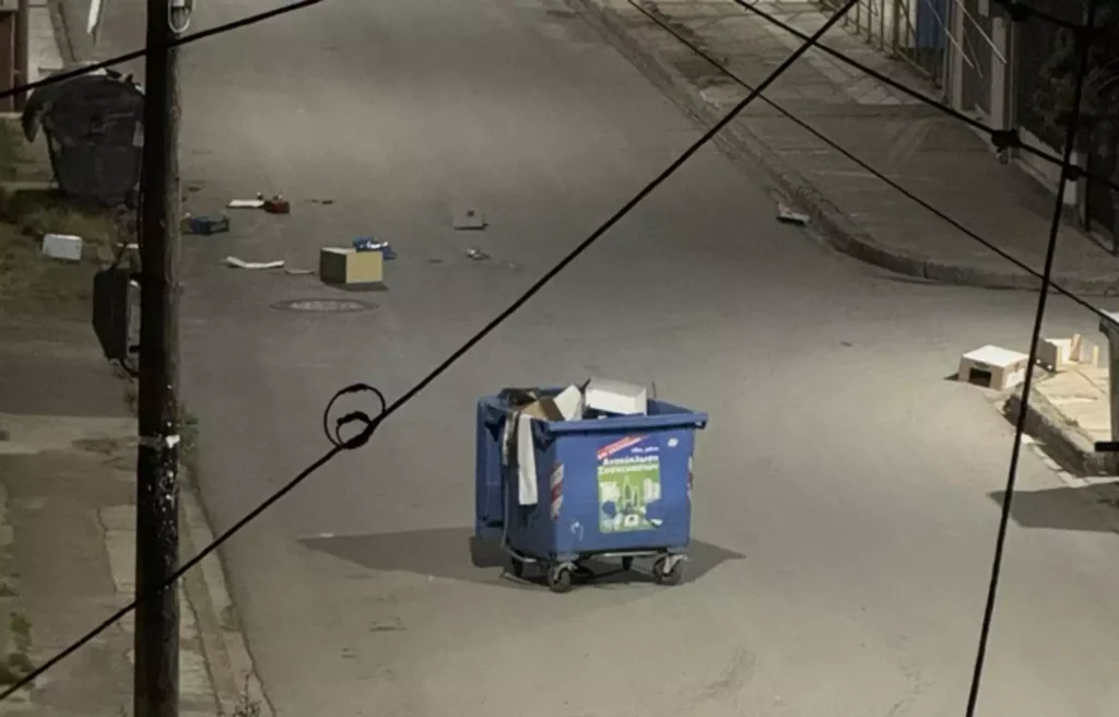 Λάρισα: Ανήλικοι έστησαν οδοφράγματα με κάδους και πέταξαν δυναμιτάκια σε βεράντες σπιτιών