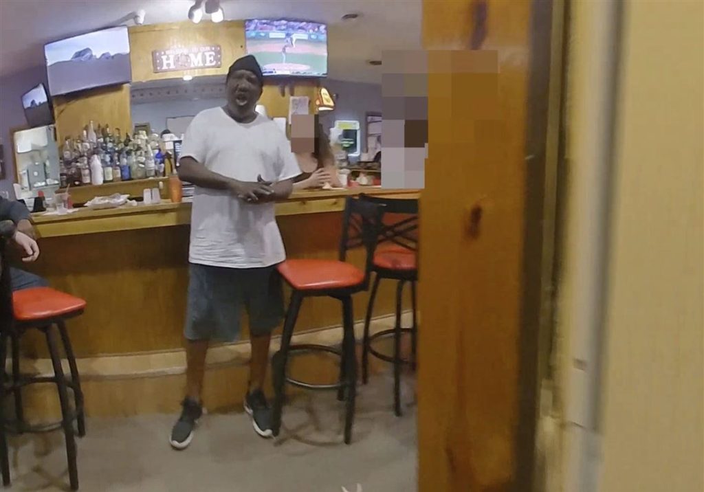 «Δεν μπορώ να ανασάνω»: Αστυνομικοί στο Οχάιο σκότωσαν Αφροαμερικανό – Ξύπνησαν μνήμες Τζορτζ Φλόιντ (βίντεο)