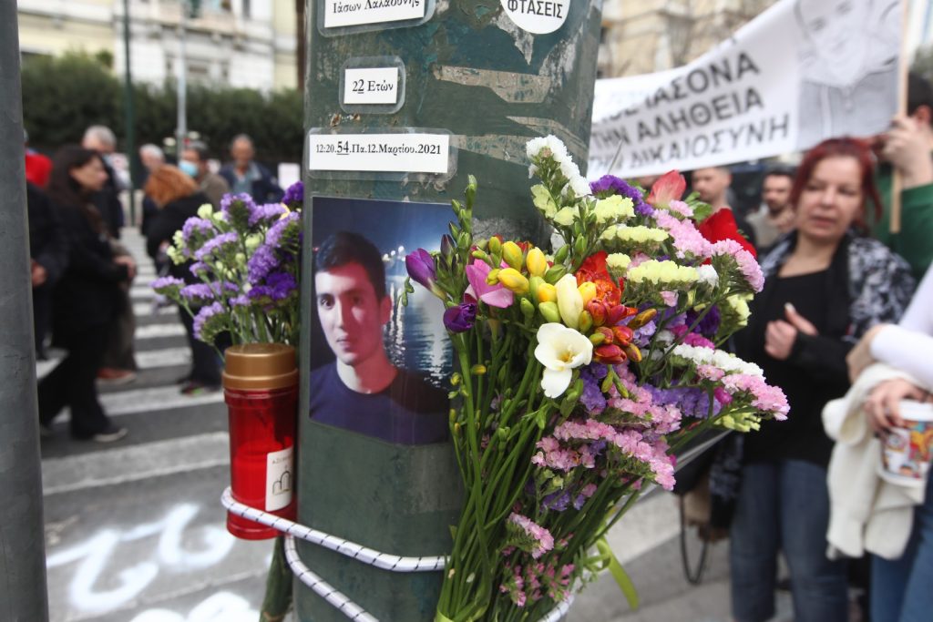 Ένοχος κρίθηκε ο αστυνομικός και οδηγός της Ντόρας Μπακογιάννη για το θάνατο του 22χρονου Ιάσονα στο τροχαίο έξω από τη Βουλή