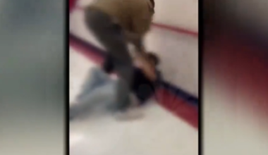 ΗΠΑ: Βίντεο κατέγραψε εκπαιδευτικό στο Λας Βέγκας να ξυλοκοπεί άγρια μαθητή που φέρεται να τον αποκάλεσε νέγρο