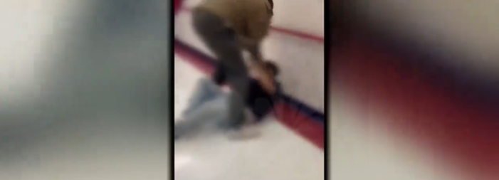 ΗΠΑ: Βίντεο κατέγραψε εκπαιδευτικό στο Λας Βέγκας να ξυλοκοπεί άγρια μαθητή που φέρεται να τον αποκάλεσε νέγρο