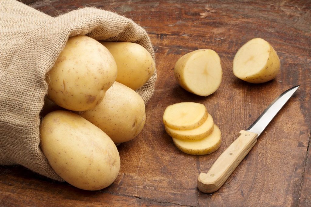 Γνώριζες ότι μπορείς να καθαρίσεις αυτά τα έξι πράγματα με μία… πατάτα;