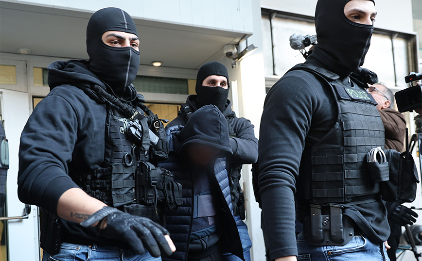 Ελεύθερος ο 16χρονος αδερφός του 18χρονου που έριξε τη ναυτική φωτοβολίδα στον Γιώργο Λυγγερίδη