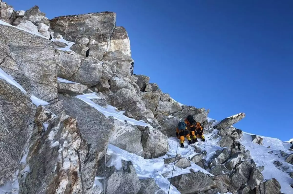 Αλάσκα: Ορειβάτες έπεσαν από ύψος 305 μέτρων – Ένας νεκρός και ένας τραυματίας