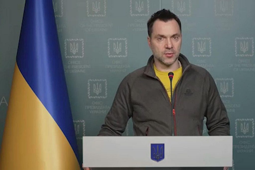Ολεξίι Αρεστόβιτς: «Αν η Μόσχα προσφέρει ρωσικό διαβατήριο στους Ουκρανούς που εγκατέλειψαν τη χώρα πολλοί από αυτούς θα το δεχτούν»