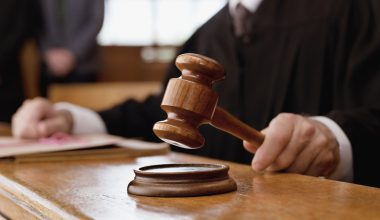 Πολύ γνωστός δικηγόρος καταδικάστηκε σε 45 χρόνια κάθειρξη χωρίς αναστολή για τον βιασμό δύο ανήλικων αδερφών