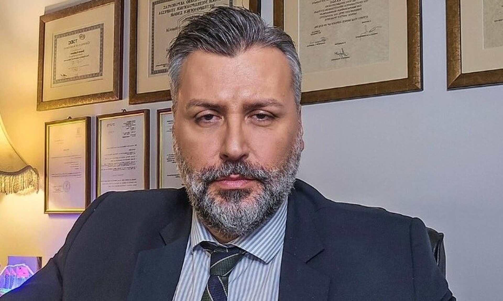 Κυβερνητικές πηγές για Γ.Καλλιάνο: «Συμπαραστεκόμαστε στο πένθος του – Έχει διαταχθεί ΕΔΕ για τις καταγγελίες»
