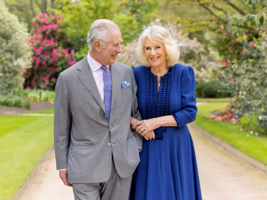Επέτειος γάμου για Βασιλιά Κάρολο και Καμίλα: Πόζαραν χαμογελαστοί στους κήπους του Μπάκιγχαμ