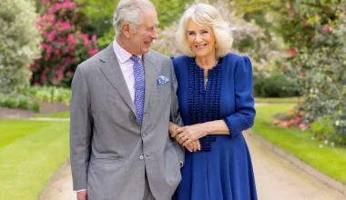Επέτειος γάμου για Βασιλιά Κάρολο και Καμίλα: Πόζαραν χαμογελαστοί στους κήπους του Μπάκιγχαμ