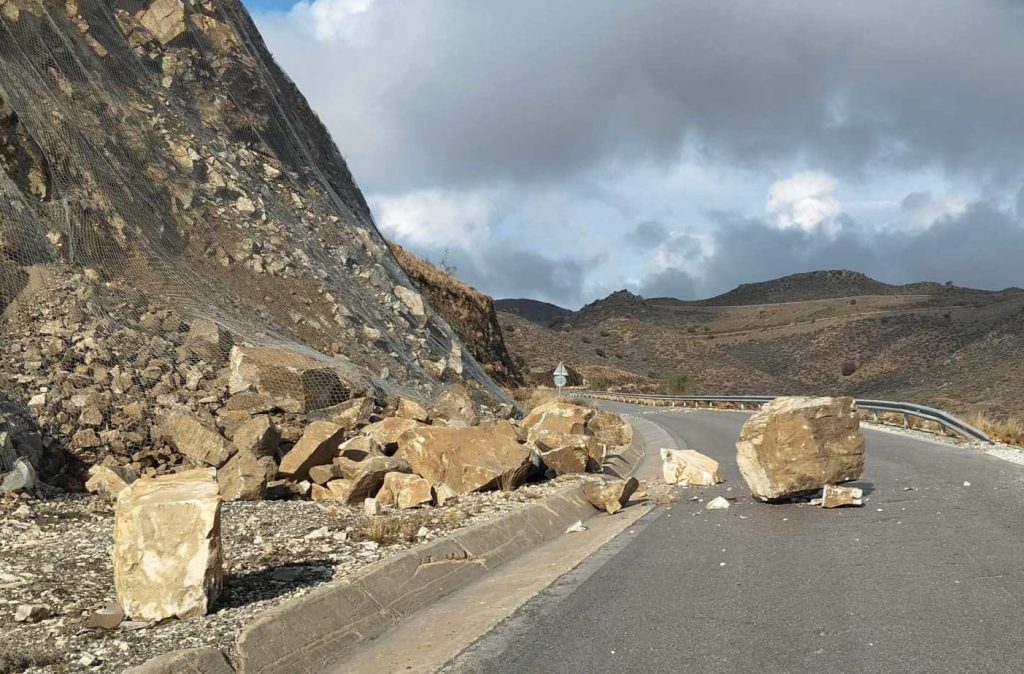 Χανιά: Βράχος αποκολλήθηκε και έπεσε πάνω σε αυτοκίνητο – Τραυματίστηκε μια μητέρα και το παιδί της