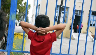 Γιαννιτσά: Μητέρα κατήγγειλε πώς δασκάλα κούρεψε τον 5χρονο γιο της – «Του δημιούργησαν τραύμα» (βίντεο)