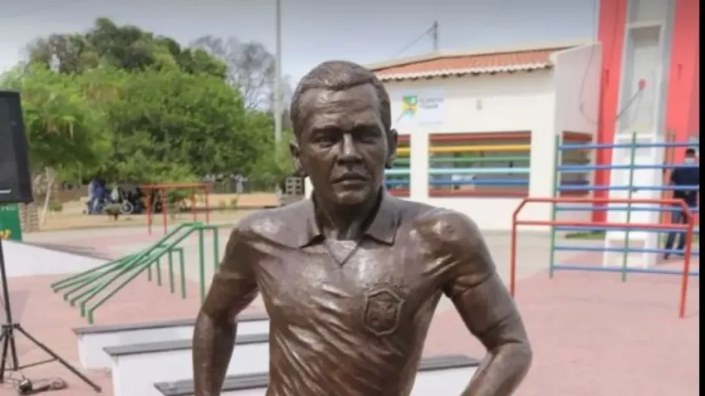 N.Άλβες: Απομάκρυναν άγαλμα του από κεντρική πλατεία πόλης της Βραζιλίας