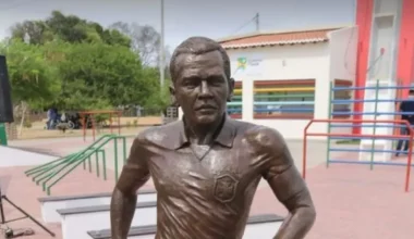N.Άλβες: Απομάκρυναν άγαλμα του από κεντρική πλατεία πόλης της Βραζιλίας