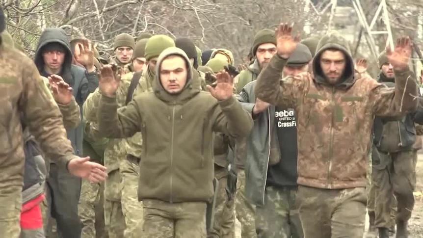 Βίντεο: Ουκρανοί αιχμάλωτοι έχουν καταταγεί στις ρωσικές δυνάμεις και ετοιμάζονται να πολεμήσουν κατά του Κιέβου