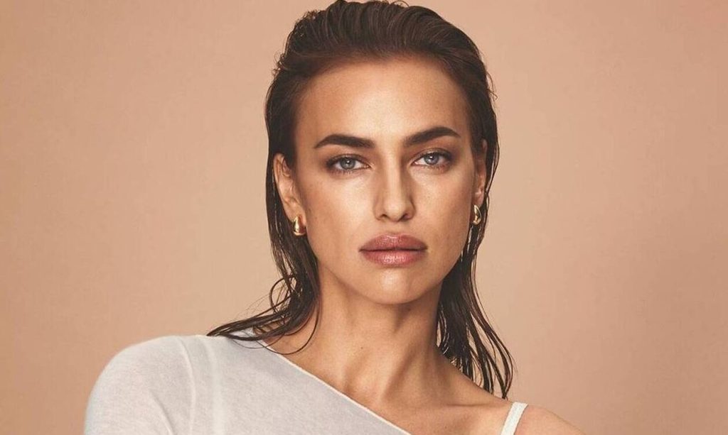 H I.Σάικ ποζάρει μπροστά στον καθρέφτη της με μαύρα εσώρουχα (φωτο) 