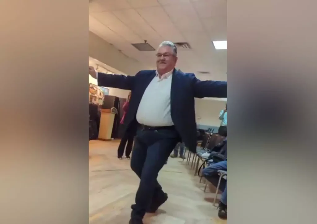 Δ.Κουτσούμπας: Πήγε στις ΗΠΑ και χόρεψε βαρύ ζεϊμπέκικο το «σαν απόκληρος γυρίζω» (βίντεο)