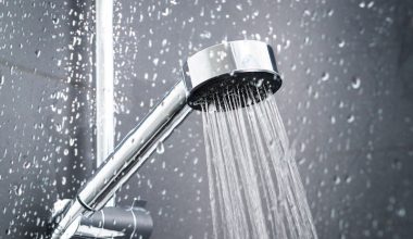 «Shower to a hit»: Εκκλήσεις για μείωση του χρόνου στο ντους στα… τρία λεπτά