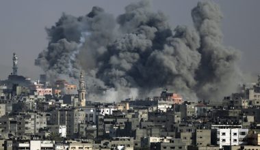 Bίντεο: Ισραηλινές δυνάμεις βομβαρδίζουν πολυώροφο κτίριο κατοικιών στη Λωρίδα της Γάζας