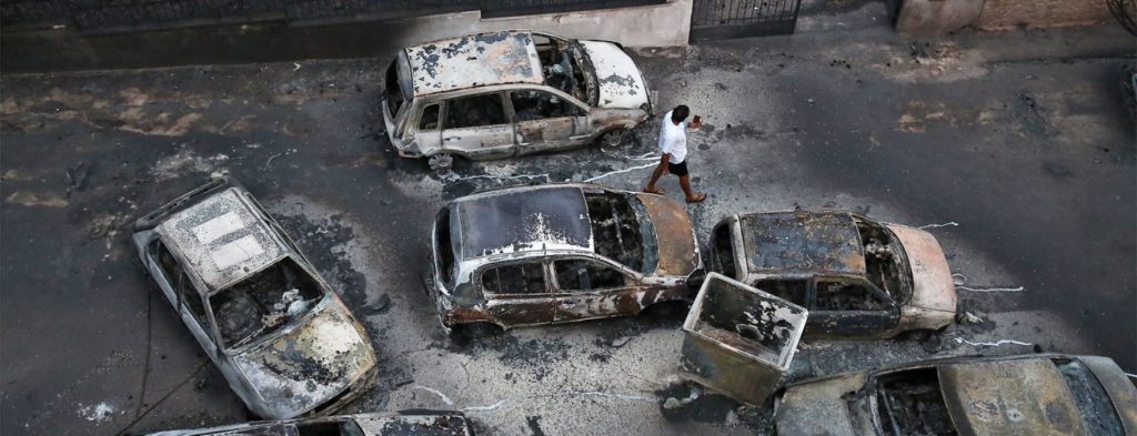 Ελεύθεροι όλοι οι υπεύθυνοι για το έγκλημα στο Μάτι αλλά συνελήφθη ο άνδρας που πέταξε την καρέκλα κατά των ενόχων!