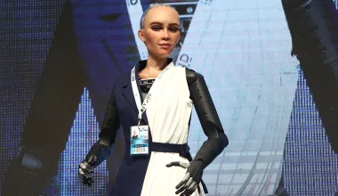 To ρομπότ «Σοφία» λέει ότι «Η Κρήτη θα μπορούσε να είναι ένα αυτόνομο κρατίδιο»