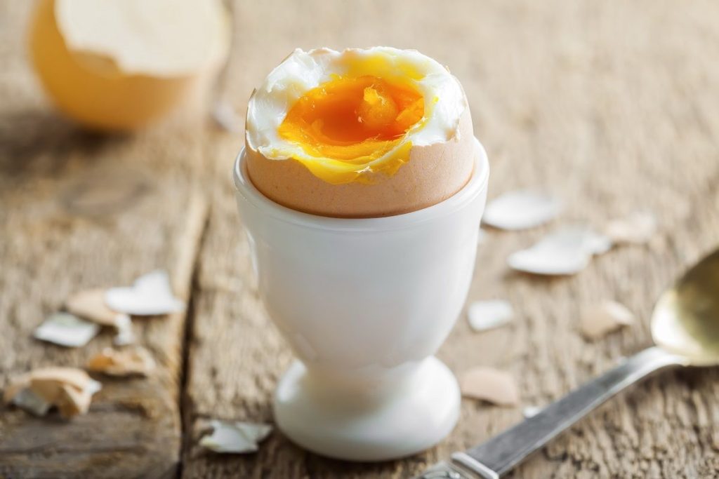 Πόση ώρα πρέπει να βράζουμε τα αυγά; – Πώς να τα ξεφλουδίζουμε