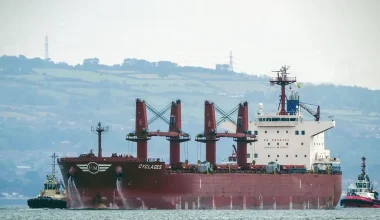 Οι Χούθι εξαπέλυσαν επίθεση με βαλλιστικούς πυραύλους και drone σε ελληνόκτητο φορτηγό πλοίο
