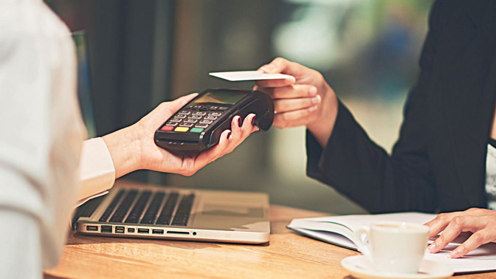 POS: «Κουρεύονται» για τα επόμενα 3 χρόνια οι τραπεζικές προμήθειες για αγορές έως 10 ευρώ – Ποιους αφορά