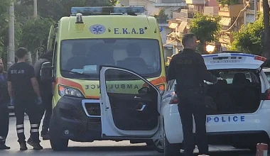 Αιματηρό επεισόδιο έξω από κατάστημα στη Θεσσαλονίκη – Τον χτύπησε στο κεφάλι με πτυσσόμενο γκλοπ