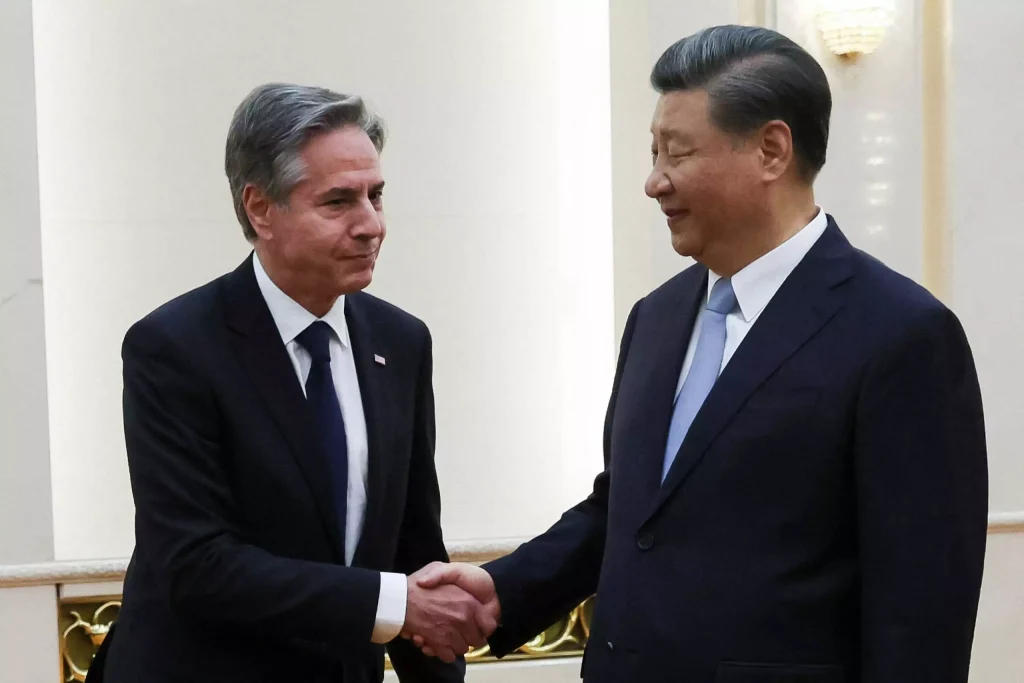 Viral το βίντεο με τον Κινέζο πρόεδρο λίγο πριν συναντήσει τον Α.Μπλίνκεν: «Πότε θα φύγει;» – «Σήμερα» – «Ωραία»