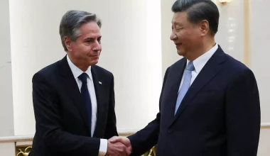 Viral το βίντεο με τον Κινέζο πρόεδρο λίγο πριν συναντήσει τον Α.Μπλίνκεν: «Πότε θα φύγει;» – «Σήμερα» – «Ωραία»