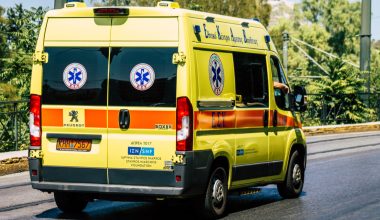 Σφοδρή σύγκρουση οχημάτων στη Λάρισα – Δύο τραυματίες στο νοσοκομείο