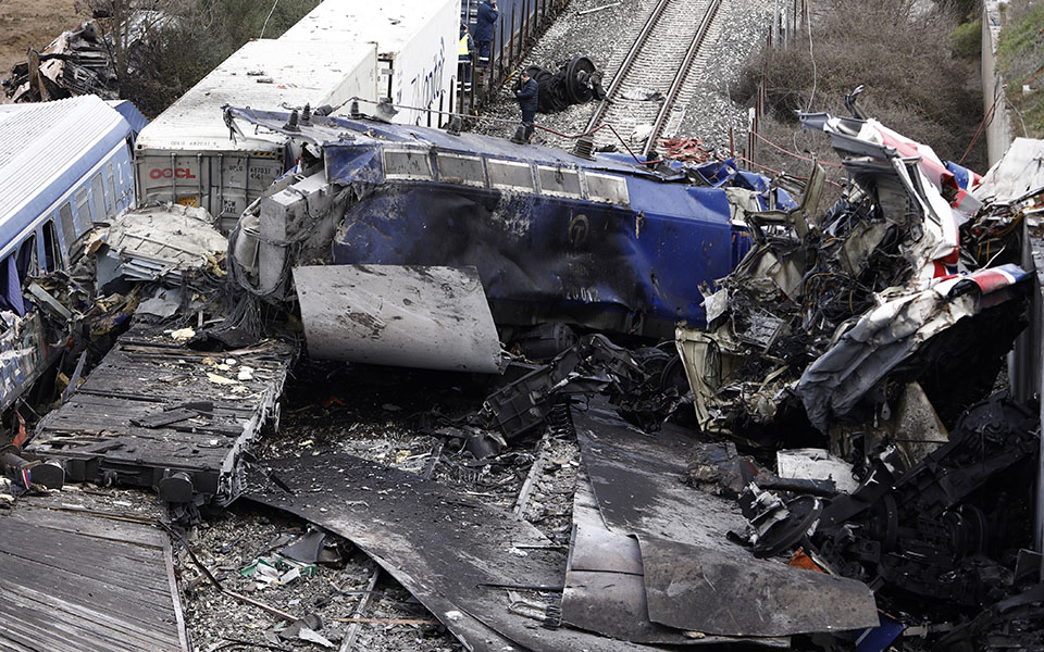 Σφαγή στα Τέμπη: «Διαγράφηκαν 11 λεπτά συνομιλιών» λέει η οικογένεια του μηχανοδηγού