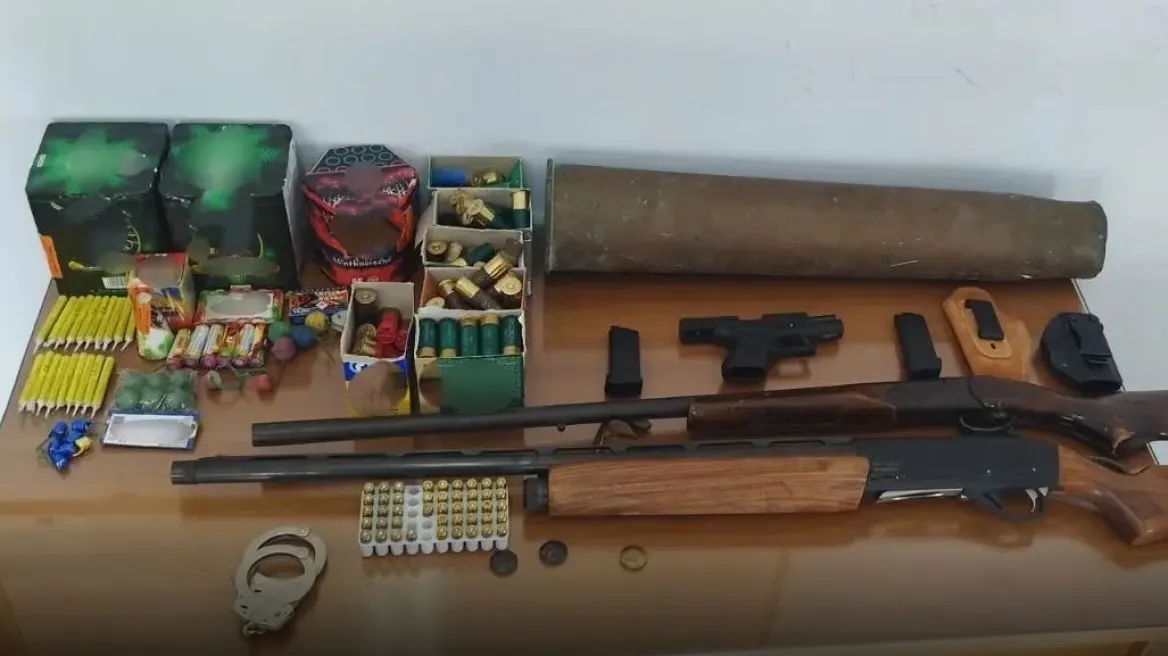 Ηράκλειο: Όπλα, φυσίγγια, πυροτεχνήματα και αρχαία νομίσματα εντοπίστηκαν σε σπίτι 44χρονου