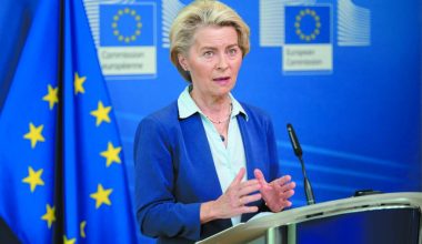 Φον ντερ Λάιεν: «Δεν αποκλείεται η απαγόρευση του TikTok στην ΕΕ»