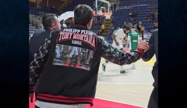 Μακάμπι – Παναθηναϊκός: Ο Δ.Γιαννακόπουλος έκλεψε τις εντυπώσεις με το μπουφάν «Τόνι Μοντάνα»