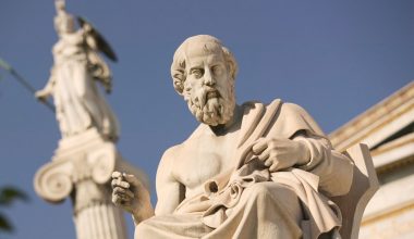 Πλάτωνας: Έτσι πέρασε το τελευταίο του βράδυ ο Έλληνας φιλόσοφος – Τι αποκάλυψαν οι πάπυροι που εντοπίστηκαν