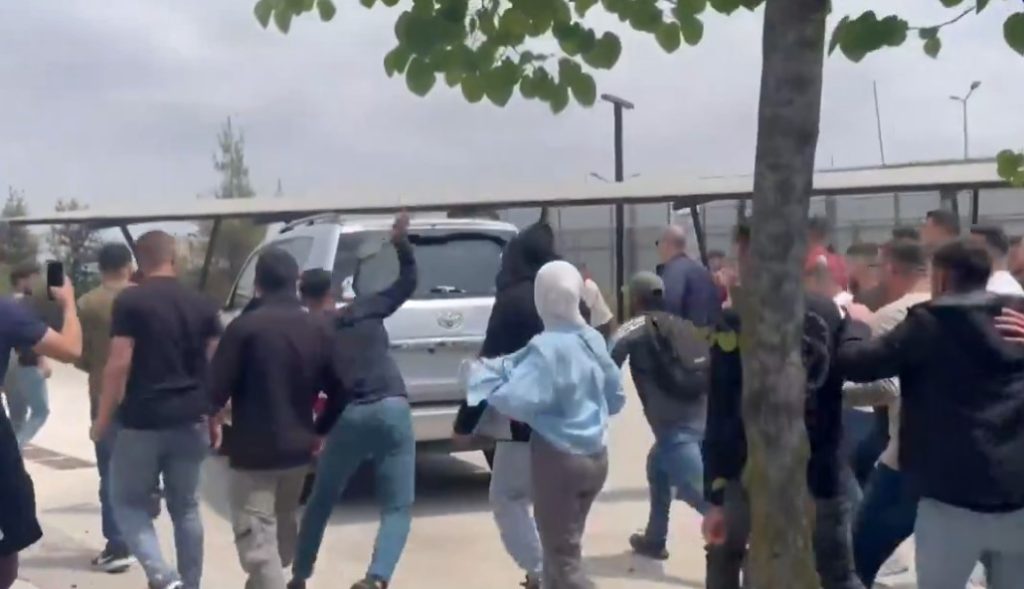 Ραμάλα: Παλαιστίνιοι φοιτητές πέταξαν πέτρες σε οχήματα Ευρωπαίων διπλωματών (βίντεο)