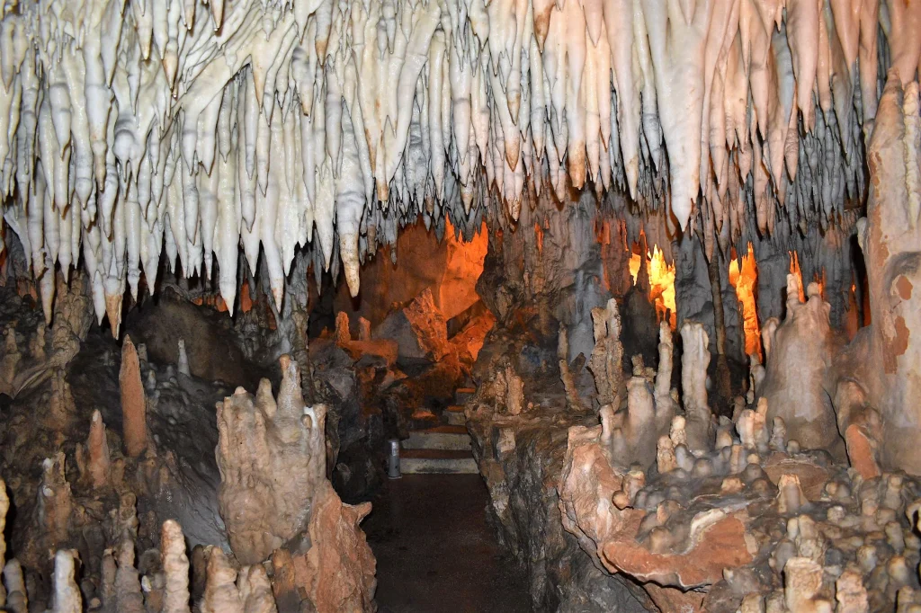 Βίντεο: Εξερευνητές ανακάλυψαν τι κρύβεται στο βαθύτερο σπήλαιο των ΗΠΑ