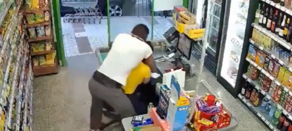 Ισπανία: Αφρικανός επιτέθηκε σε γυναίκα μέσα σε σούπερ μάρκετ για να «αδειάσει» το ταμείο (βίντεο)