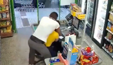 Ισπανία: Αφρικανός επιτέθηκε σε γυναίκα μέσα σε σούπερ μάρκετ για να «αδειάσει» το ταμείο (βίντεο)